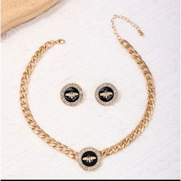 ✨ Black & Gold Bee Rounded Necklace & Earrings Set ✨ - Picture 5 of 5